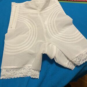 Rago Womens White Nylon/Spandex High Waist Shaping Shorts W/Lace Trim Size 2X/3X